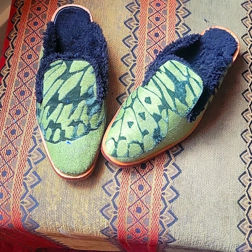 Free People green faux fur lined slides SZ 7.5